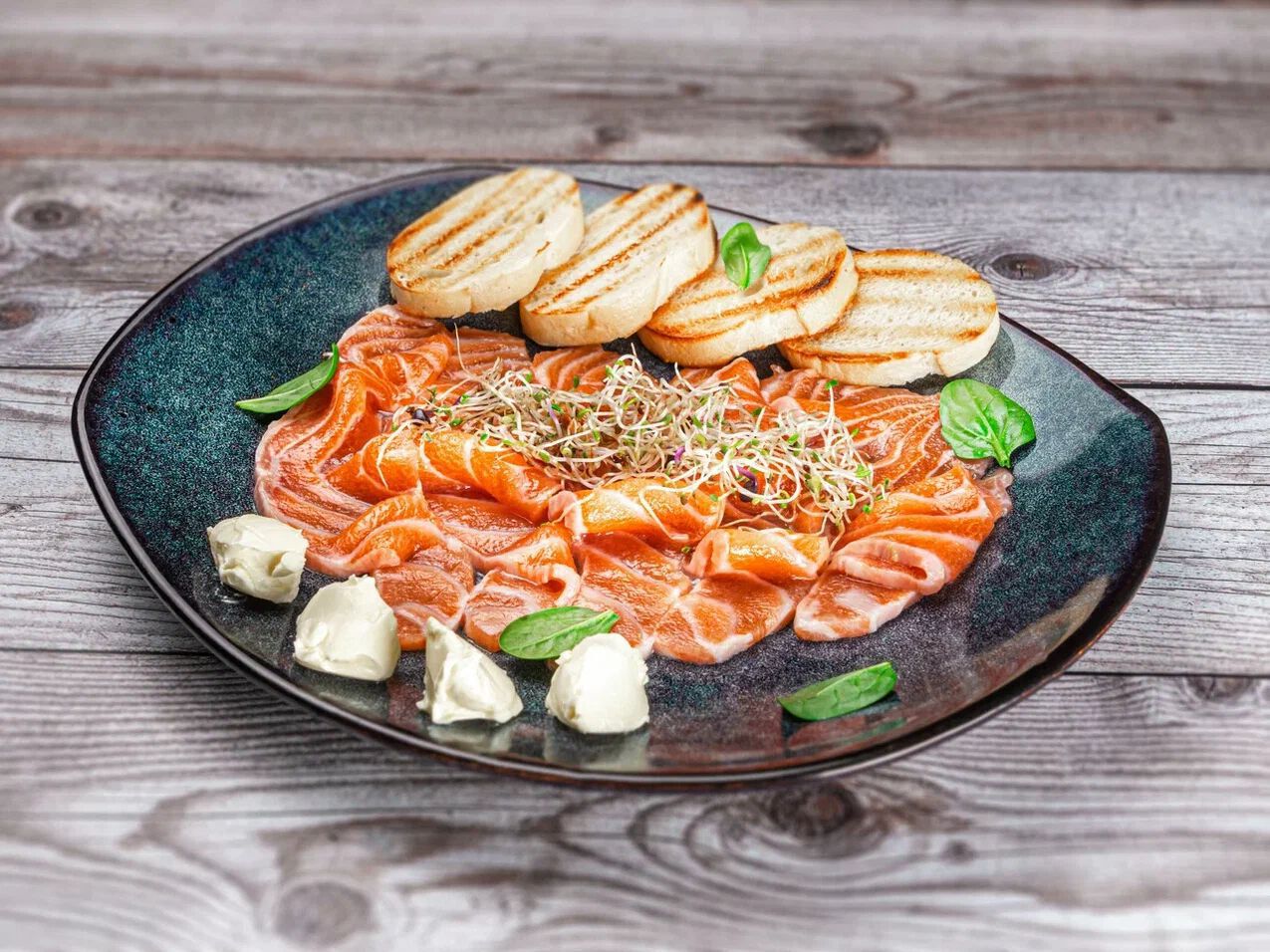 Слабосоленая семга с тостами